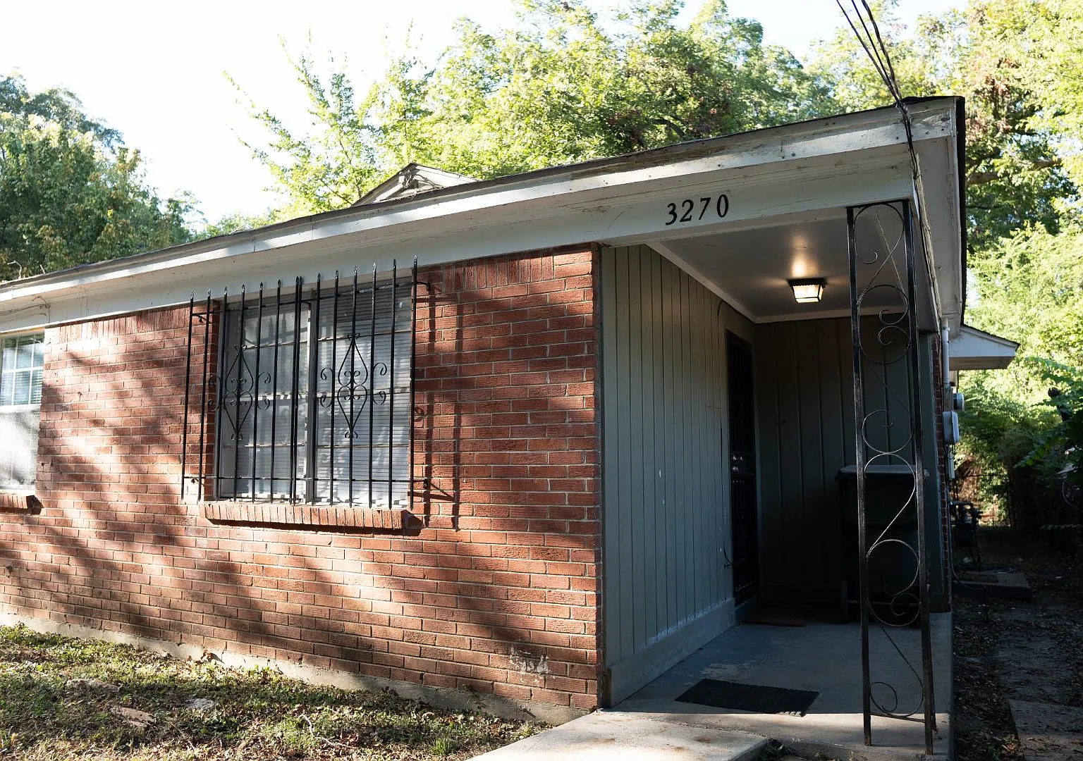 3270 Powell Ave - Powell Avenue Duplex — Photo 3