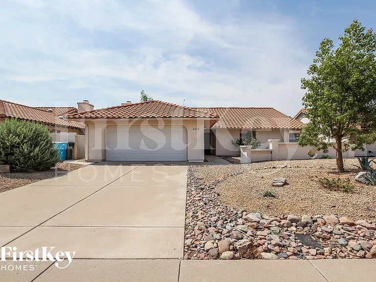 4323 E Beck Ln — Photo 2