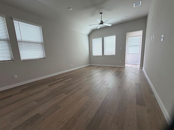 5th image of 307 Green Gables Dr