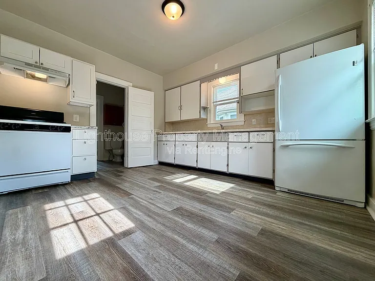 1242 Davis Ave NW — Photo 2