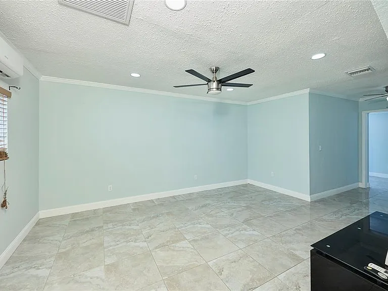 6804 N Hubert Ave — Photo 12