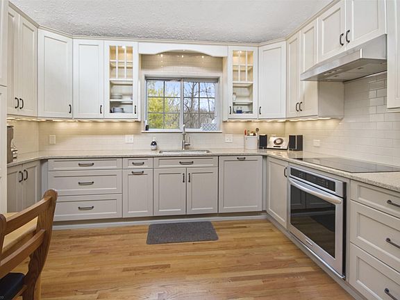 2nd image of 403 Murphy St
