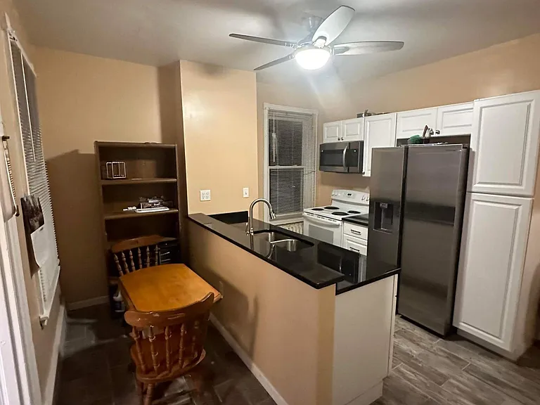 912 N Franklin St — Photo 5