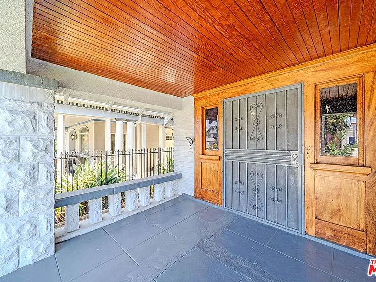 1404 S Manhattan Pl — Photo 2