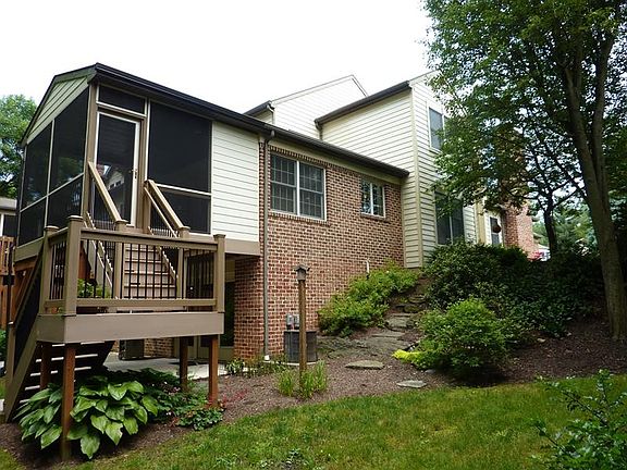 2nd image of 524 Thorngate Pl