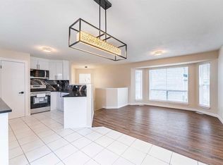 206 E Saratoga Close NE, Calgary, AB T1Y 7A1