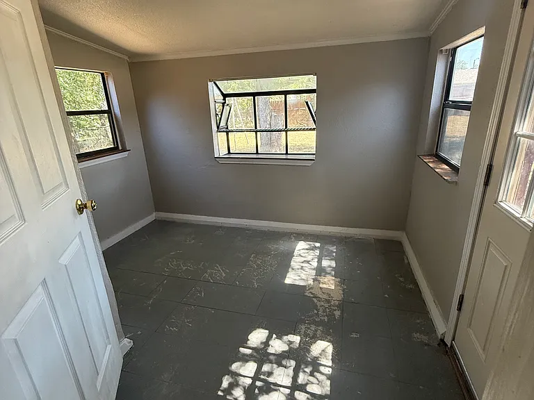 933 Edwards St — Photo 12