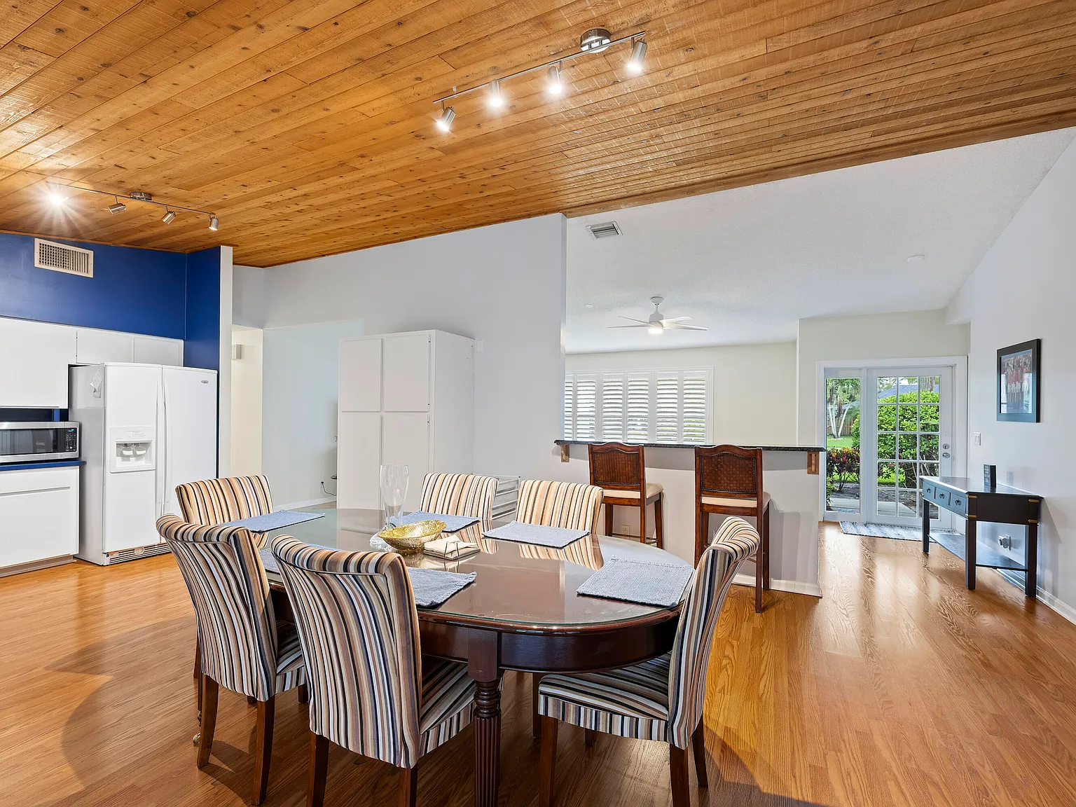 3 bed, 2.0 bath, 1753 sqft, $3,900 — Photo 4