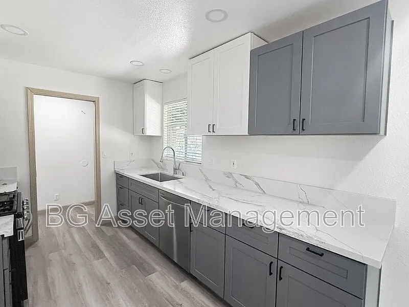 3 bed, 2.0 bath, 1295 sqft, $2,400 — Photo 4