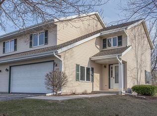 1053 Fleetfoot Dr, Waukesha, WI 53186