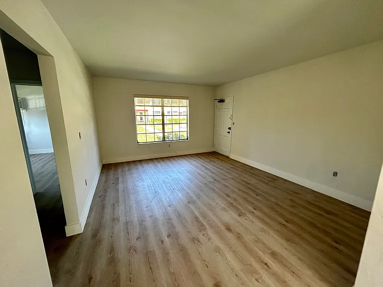 631 SW 11th St #1W — Photo 8