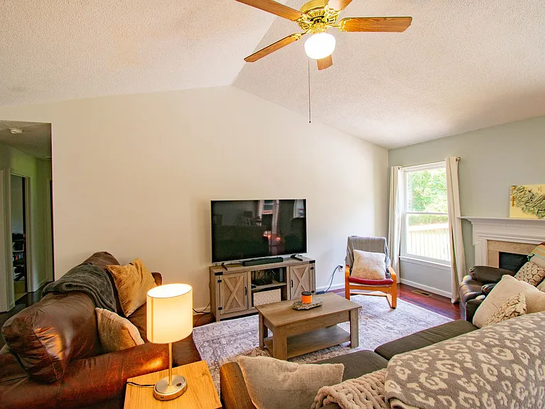 20 N Hillside Dr — Photo 3