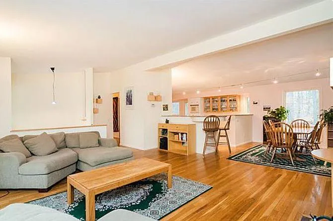 4 bed, 2.5 bath, 2200 sqft, $5,500 — Photo 3
