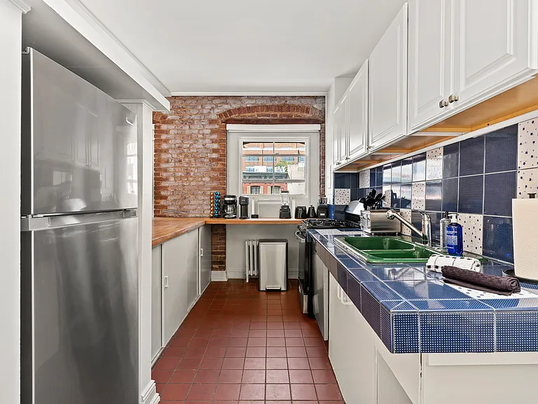 318 W 14th St #4 — Photo 13