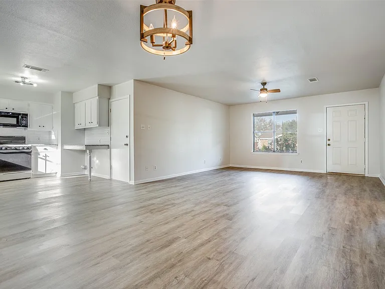 2212 Rifle Bend Dr — Photo 4
