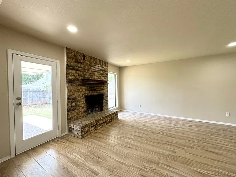 224 Oak Tree Ln — Photo 3