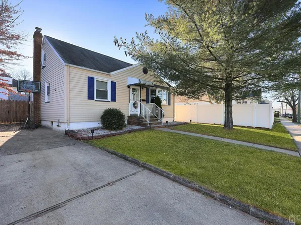 19 Jeanette St, Carteret, NJ 07008