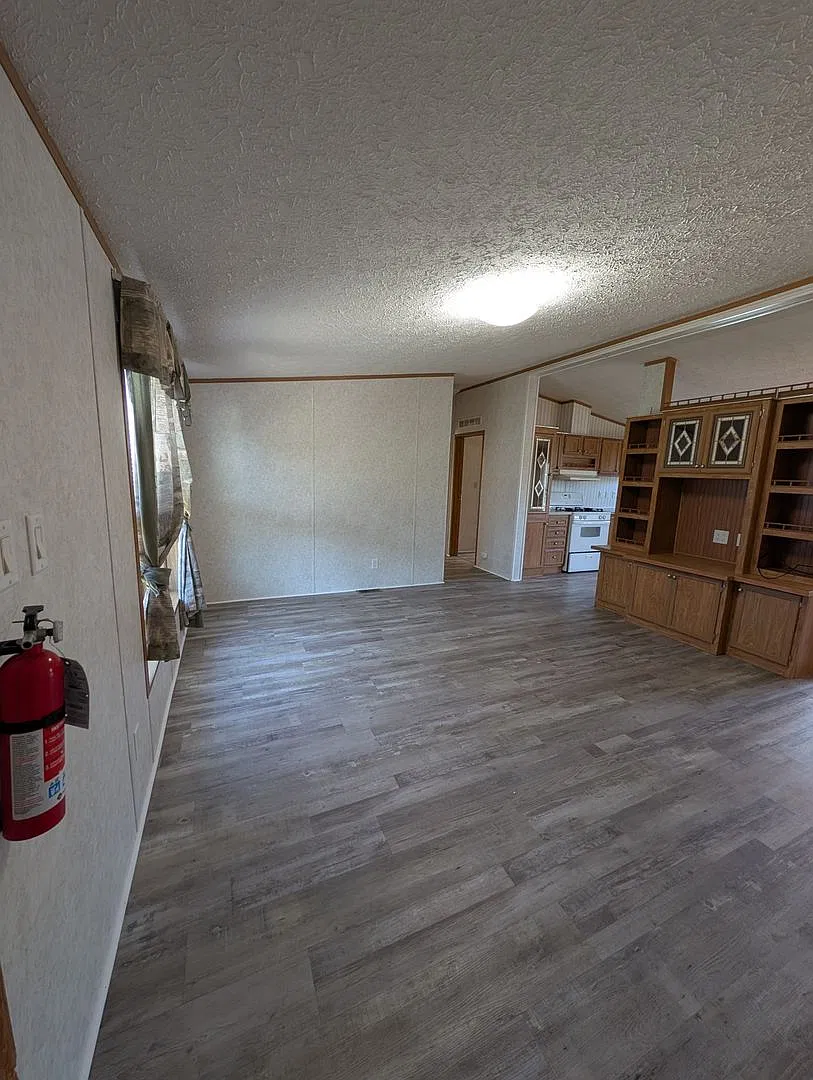 Centrally Located 3 BD 2 BA Modular Home — Photo 2
