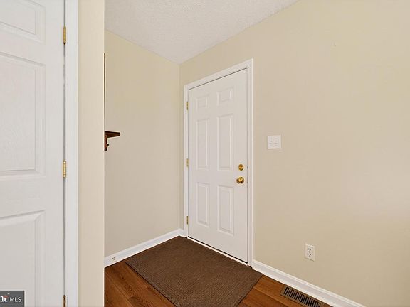 4th image of 215 Ramblin Rose Ln