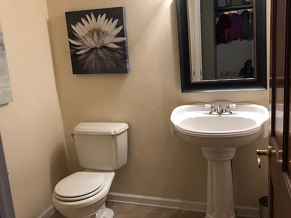 Front hallway 1/2 bath