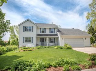 623 Shady Glen Ln, Saukville, WI 53080