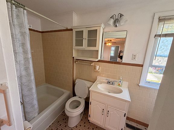 4th image of 326 Thacher St