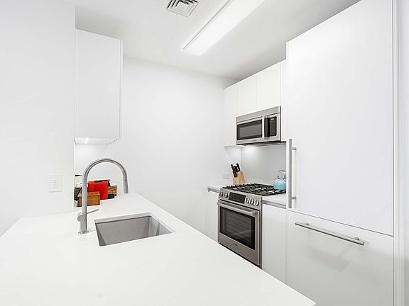 5th image of 1 Union Sq S APT 10D