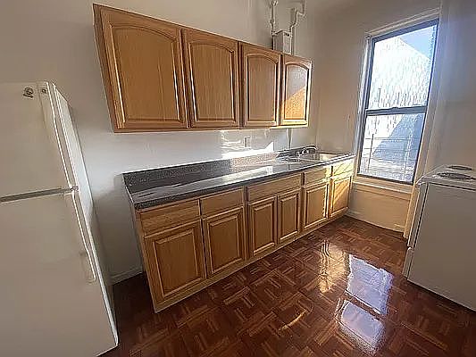 5th image of 611 Academy St #5C