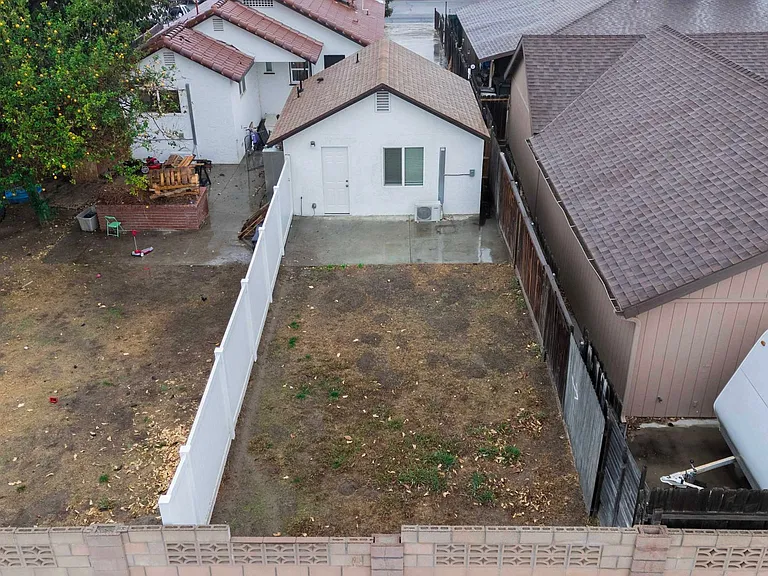 1718 Fairmount Blvd — Photo 8