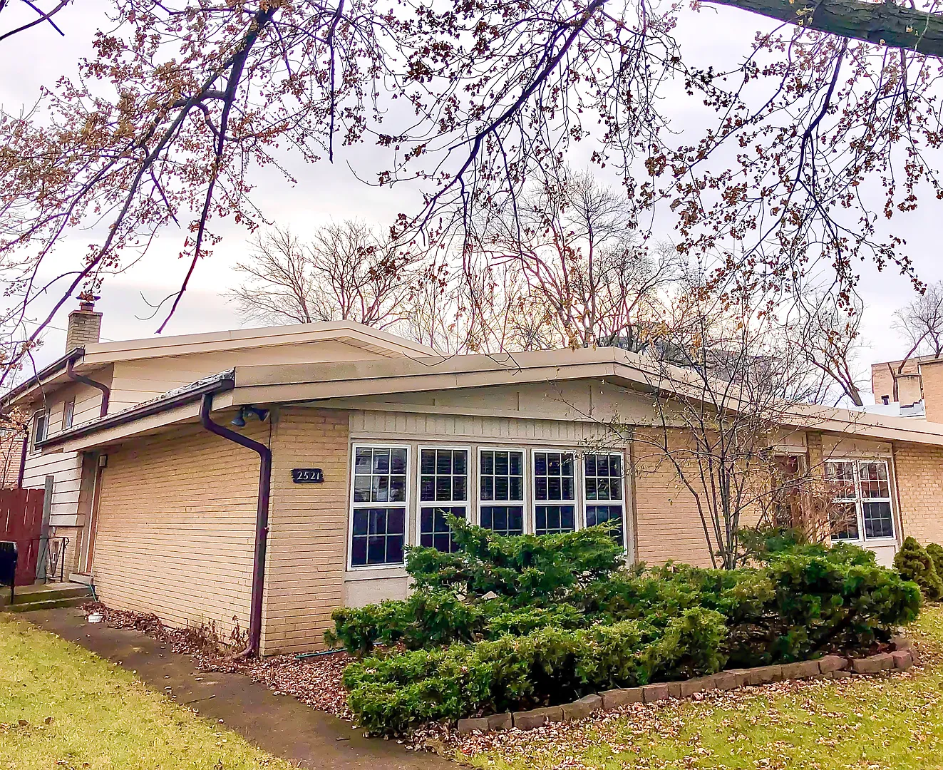2521 Victor Ave photo 1