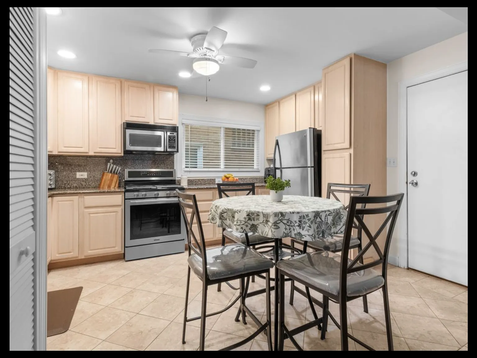 2 bed, 850 sqft, $1,750 — Photo 1
