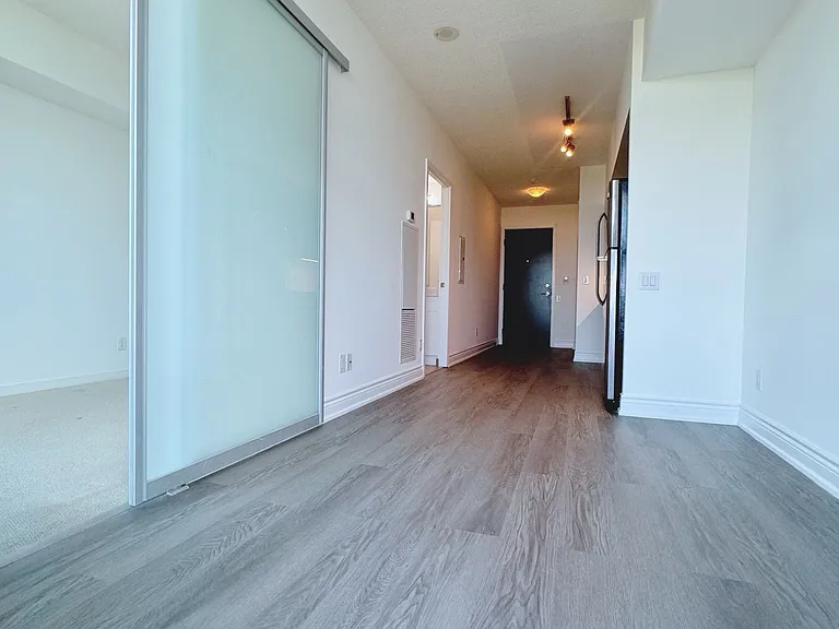 105 The Queensway #1008 — Photo 5