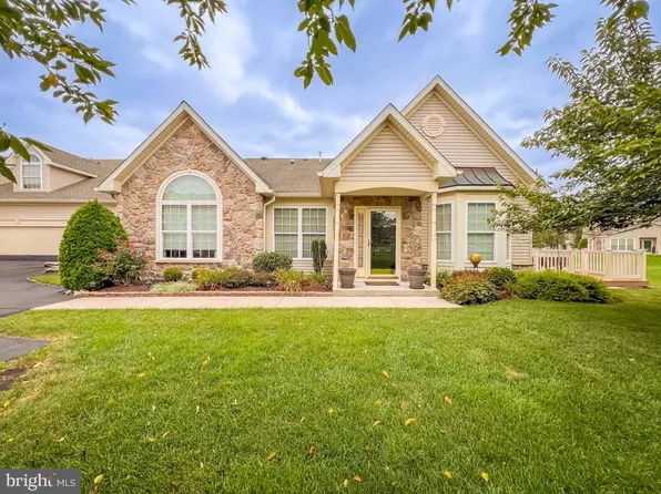 273 Shady Brook Dr, Langhorne, PA 19047