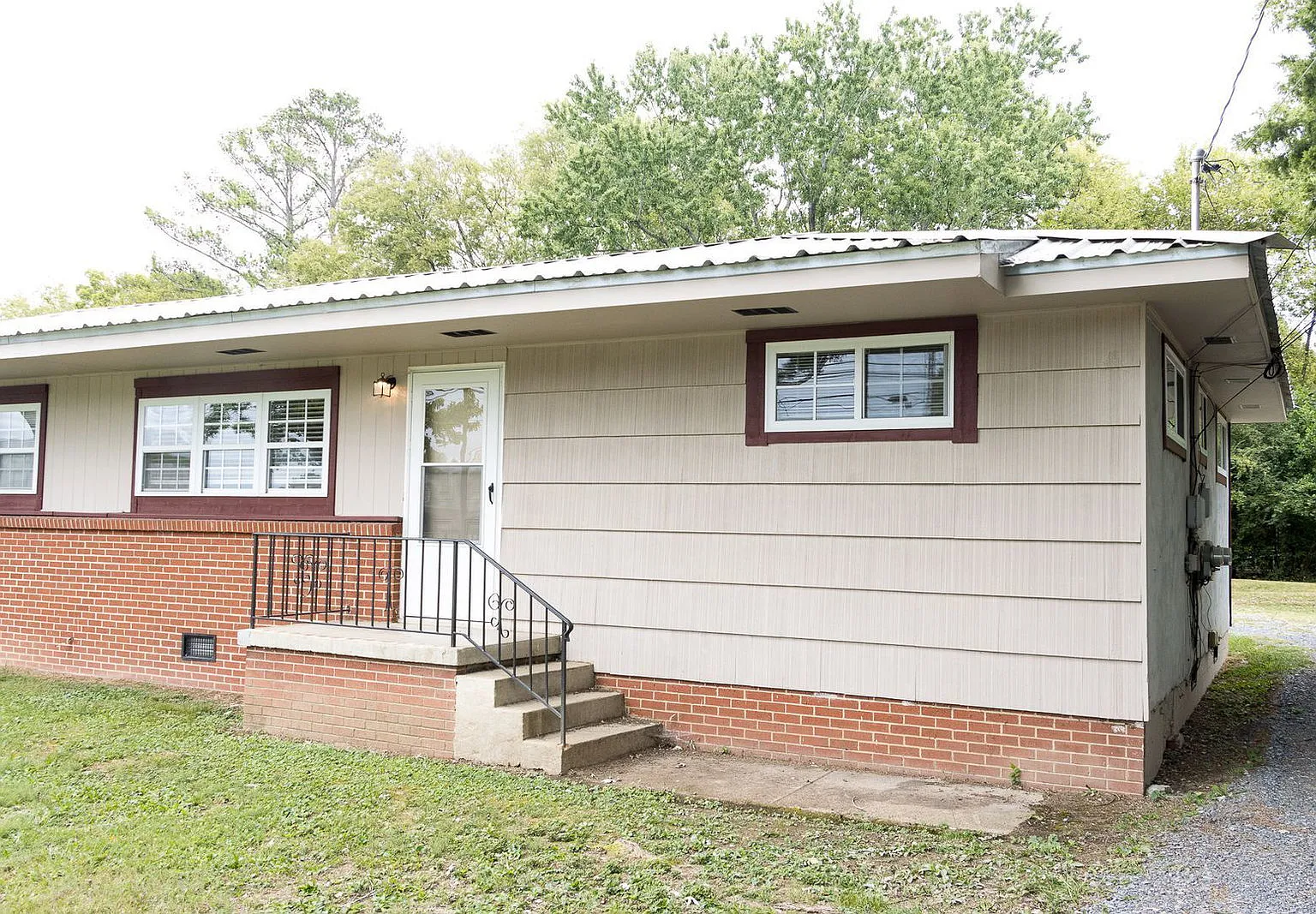 2 bed, 1.0 bath, 845 sqft, $1,195 — Photo 1