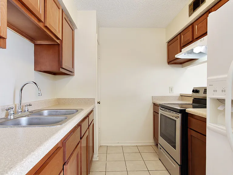 1212 Cambridge Dr — Photo 4