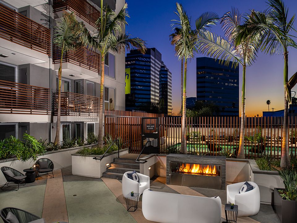 Picasso Apartments Courtyard with firepit and views