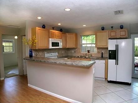 Kitchen w/ breakfast bar