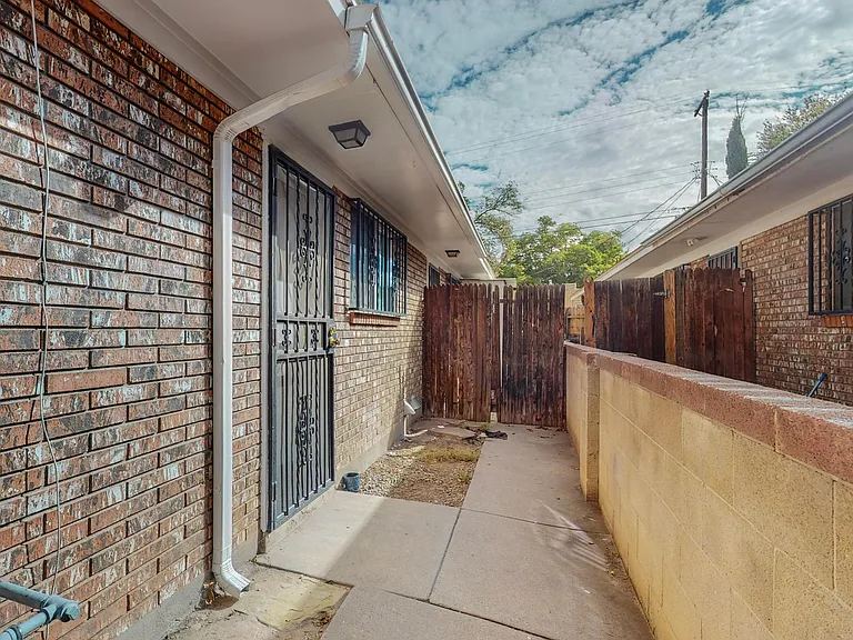 Alvarado Dr NE — Photo 19