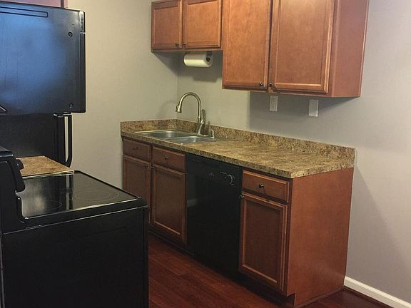 4th image of 120 Middletown Sq #1