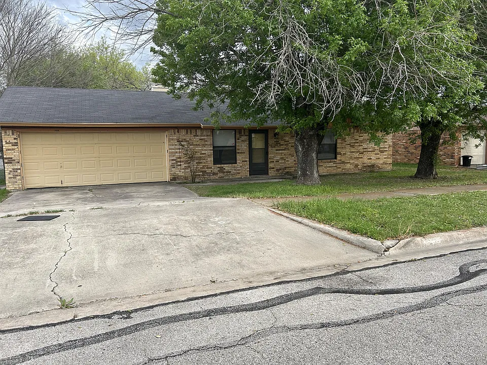 2108 Lago Trl