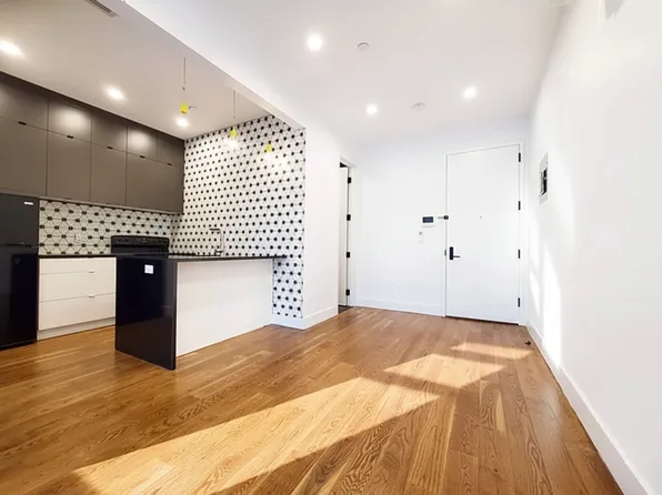 877 Park Avenue image 1 of 7