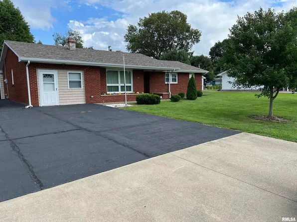 806 S Locust St, Sesser, IL 62884
