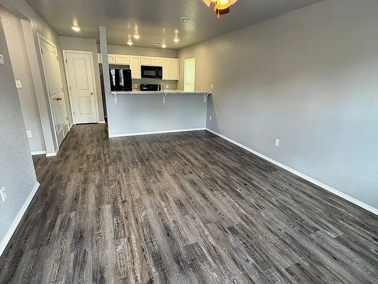 301 Plum St — Photo 2
