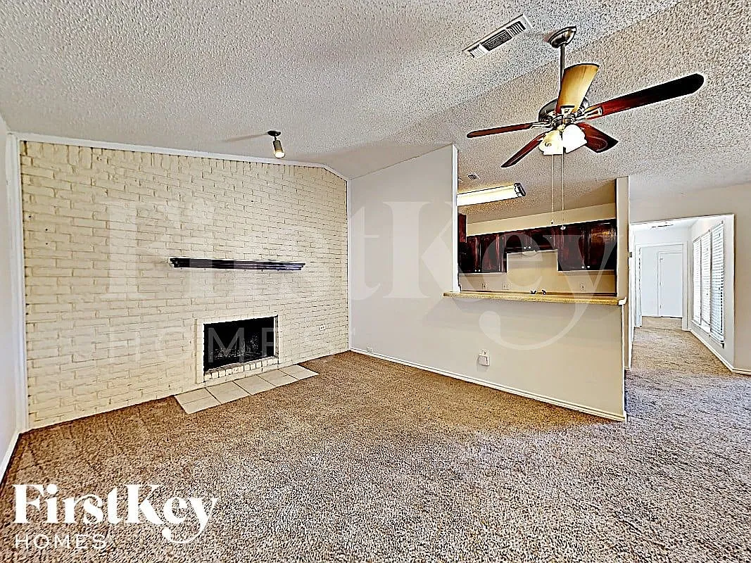 3 bed, 2.0 bath, 1312 sqft, $2,240 — Photo 3