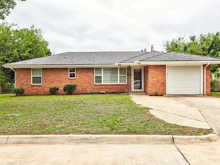 1208 Avondale Dr — Photo 1