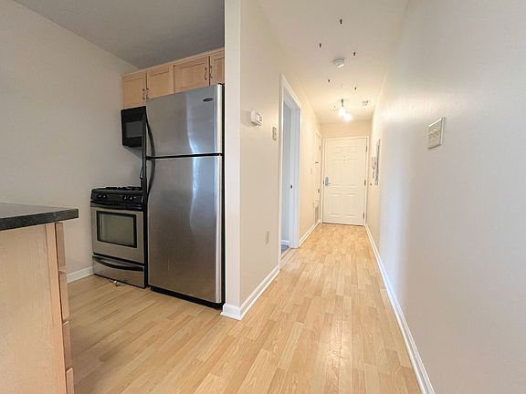 5th image of 504 Elmwood Ave #202