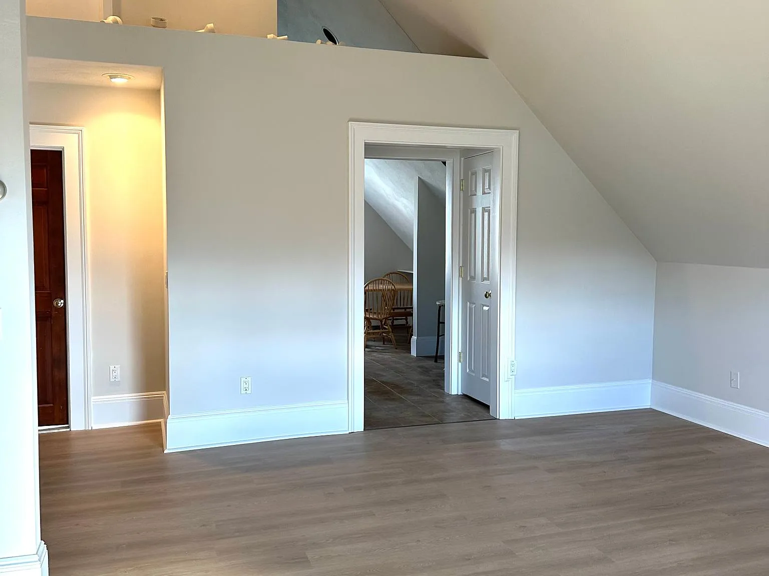 Studio, 832 sqft, $1,900 — Photo 3