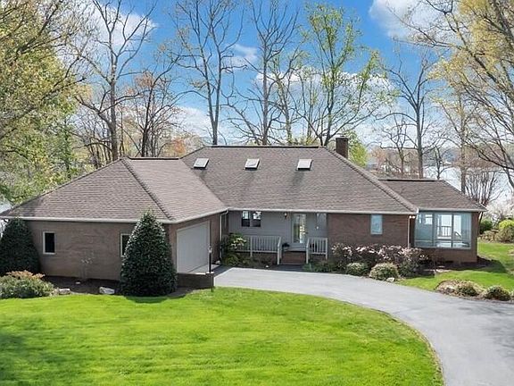4th image of 699 Island Pointe Ln
