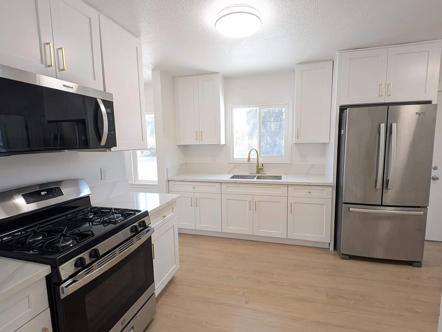 3 bed, 900 sqft, $2,560 — Photo 3