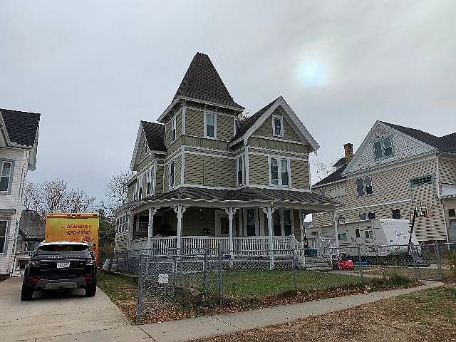 2nd image of 224 Pine St